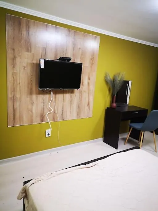 Студиото Е Партер От Жилищна Сграда. Топ Център. Apartment Varna
